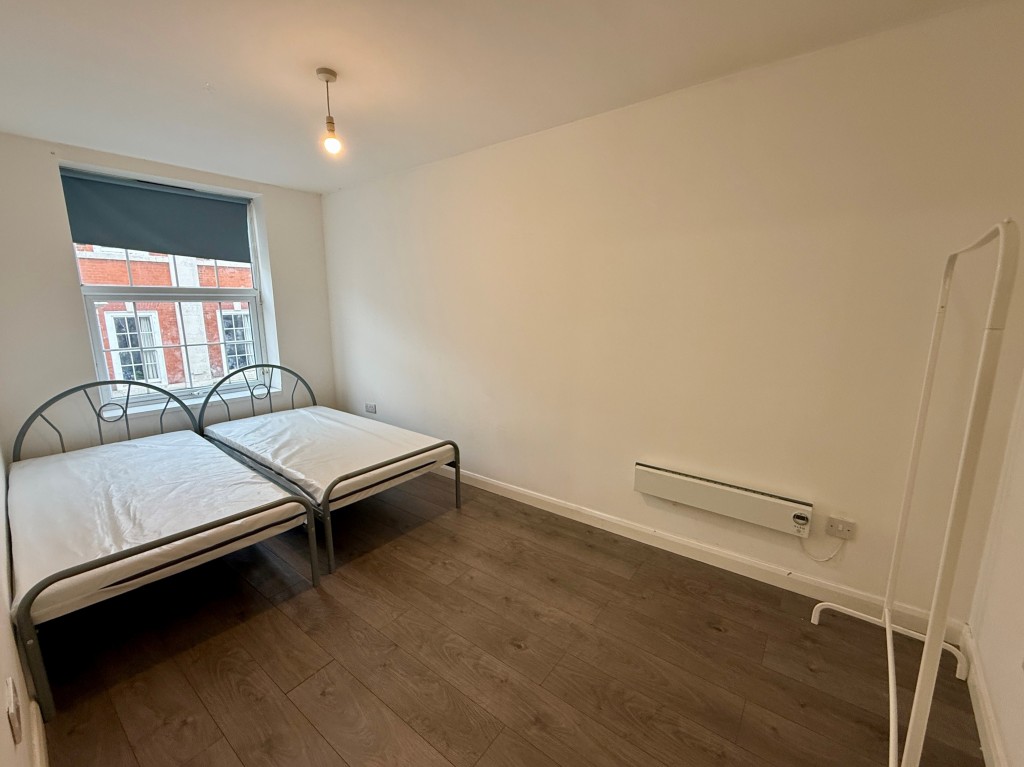 Lot: 143 - FOUR-BEDROOM MAISONETTE IN TOWN CENTRE - Bedroom three